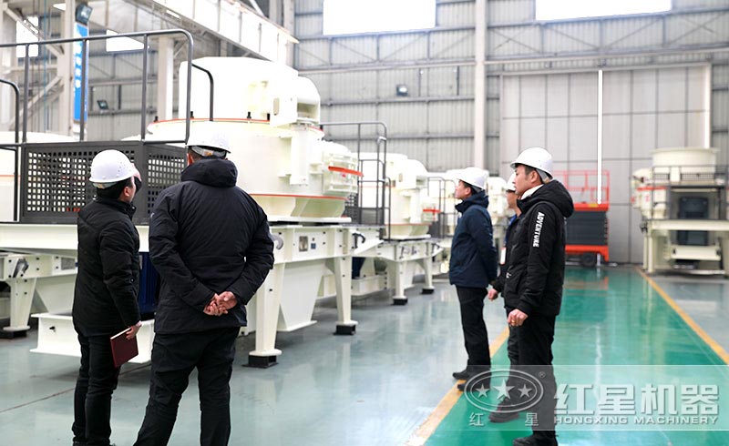 用戶(hù)來(lái)廠考察制砂機(jī)生產(chǎn)車(chē)間